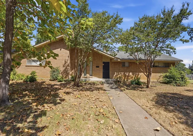 Photo 1 of Sale Pending at 417 Lakeside Dr, Irving, TX 75062 | MLS# 21358149 | Listing updated on 2026-09-29
