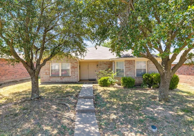 Photo 1 of Single family home for sale at 2460 Mallory Ln, Lancaster, TX 75134 | MLS# 21359353 | Listing updated on 2026-09-15