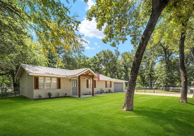 Photo 2 of Single family home for sale at 110 Meadowood Rd, Enchanted Oaks, TX 75156 | MLS# 21357712 | Listing updated on 2026-08-14