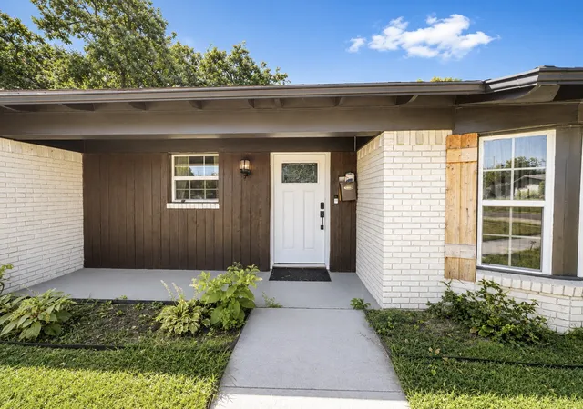 Photo 1 of Single family home for sale at 102 E Highland Dr, Irving, TX 75062 | MLS# 21359017 | Listing updated on 2026-08-15
