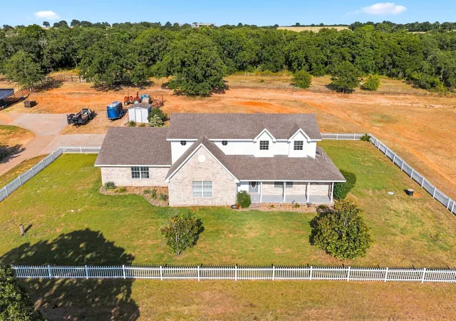 Photo 3 of Single family home for sale at 156 La Arroya Dr, Weatherford, TX 76088 | MLS# 21359309 | Listing updated on 2026-08-24
