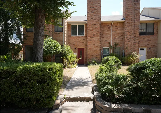 Townhouse for sale at 2276 Colony Ct, Dallas, TX 75235 | MLS# 21359222
