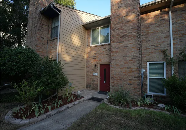 Photo 2 of Townhouse for sale at 2276 Colony Ct, Dallas, TX 75235 | MLS# 21359222 | Listing updated on 2026-10-02