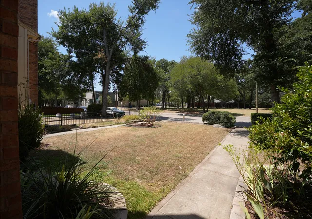Photo 3 of Townhouse for sale at 2276 Colony Ct, Dallas, TX 75235 | MLS# 21359222 | Listing updated on 2026-10-02