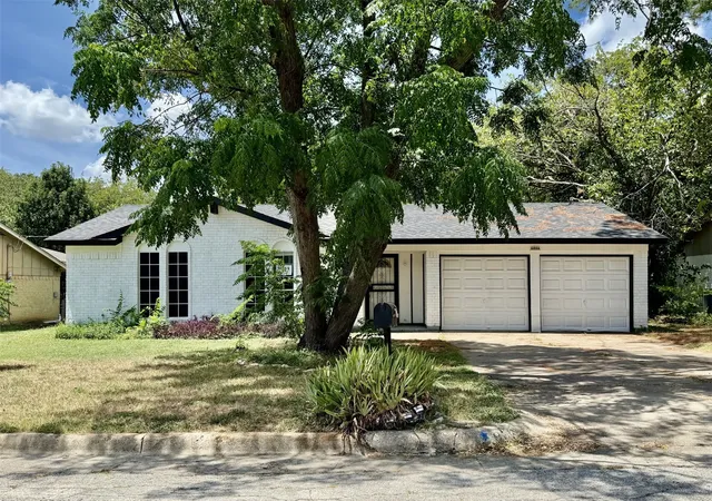 Photo 2 of Sale Pending at 6804 Margaret Dr, Forest Hill, TX 76140 | MLS# 21359472 | Listing updated on 2026-09-25