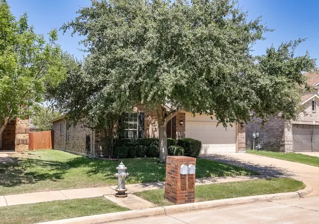 Photo 2 of Single family home for sale at 807 Bastrop Dr, Arlington, TX 76002 | MLS# 21358916 | Listing updated on 2026-08-14