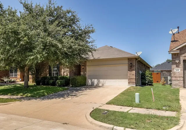 Photo 3 of Single family home for sale at 807 Bastrop Dr, Arlington, TX 76002 | MLS# 21358916 | Listing updated on 2026-08-14