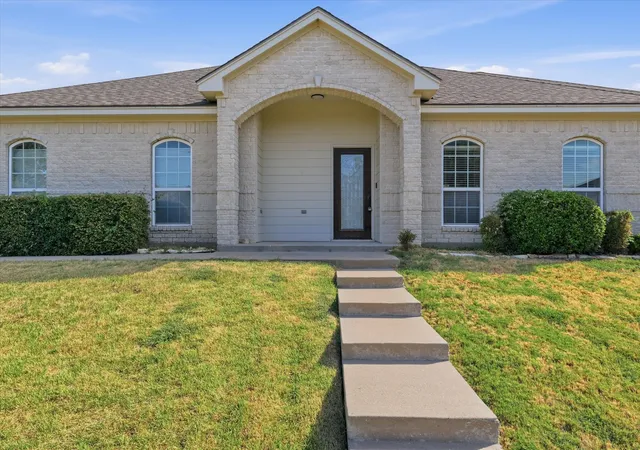 Single family home for sale at 32 North Shore Cir, Waco, TX 76708 | MLS# 21358429