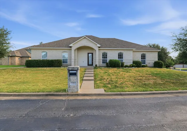 Photo 2 of Single family home for sale at 32 North Shore Cir, Waco, TX 76708 | MLS# 21358429 | Listing updated on 2026-10-06