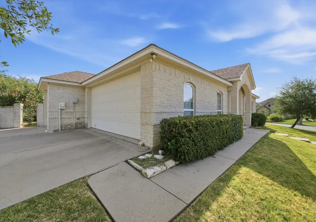 Photo 3 of Single family home for sale at 32 North Shore Cir, Waco, TX 76708 | MLS# 21358429 | Listing updated on 2026-10-06