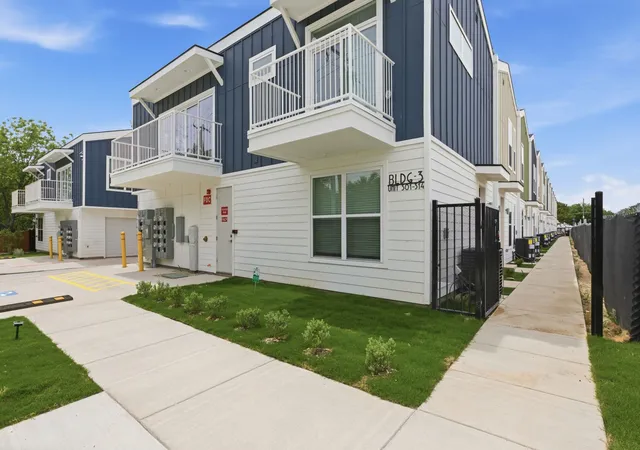 Photo 2 of Condo for sale at 2925 Spruce Valley Ln #301, Dallas, TX 75233 | MLS# 21359567 | Listing updated on 2026-08-30