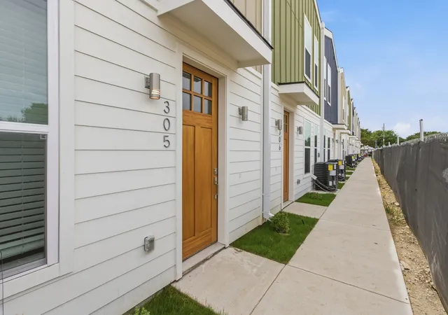 Listing Photo 4 - Condo for sale in building located at 2925 Spruce Vly Ln, Dallas, TX 75233 - Unit #301
