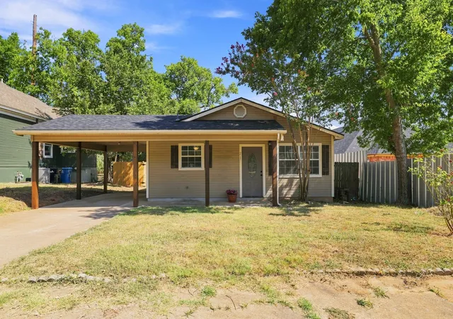 Photo 1 of Single family home for sale at 217 E Hull St, Denison, TX 75021 | MLS# 21359569 | Listing updated on 2026-09-05