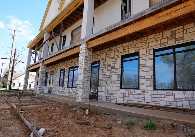 Photo 2 of Townhouse for sale at 299 W Oak St, Mansfield, TX 76063 | MLS# 21345373 | Listing updated on 2026-08-14