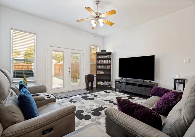 Photo 4 of Single family home for sale at 517 Magnolia Ln, Glenn Heights, TX 75154 | MLS# 21357270 | Listing updated on 2026-10-03