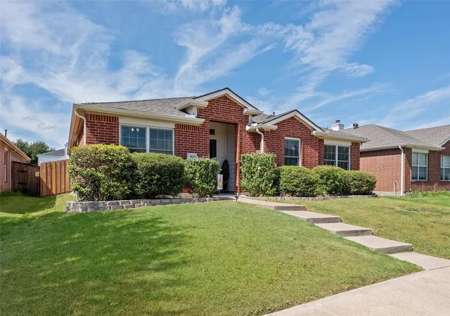 Photo 2 of Single family home for sale at 305 Cobblestone Dr, Wylie, TX 75098 | MLS# 21359617 | Listing updated on 2026-10-04