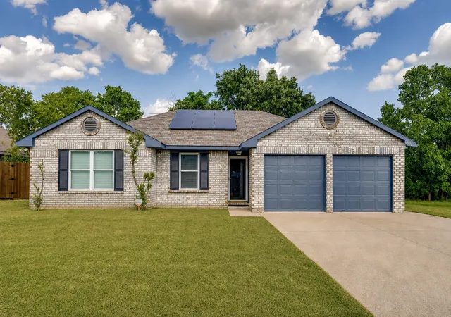 Photo 1 of Single family home for sale at 6411 Brooklawn Dr, Arlington, TX 76018 | MLS# 21358590 | Listing updated on 2026-08-15