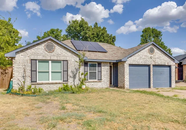 Photo 2 of Single family home for sale at 6411 Brooklawn Dr, Arlington, TX 76018 | MLS# 21358590 | Listing updated on 2026-08-15
