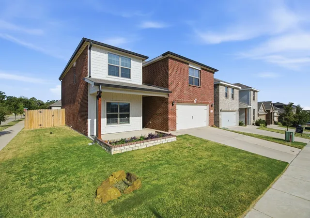 Photo 2 of Single family home for sale at 364 Ridgeland Oak Dr, Fort Worth, TX 76120 | MLS# 21358638 | Listing updated on 2026-10-01