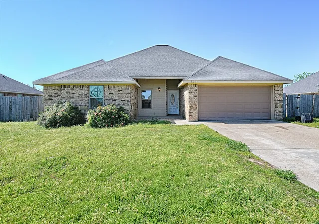 Photo 2 of Single family home for sale at 307 W Alene Dr, Mabank, TX 75147 | MLS# 21354959 | Listing updated on 2026-08-27