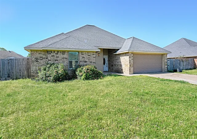 Photo 3 of Single family home for sale at 307 W Alene Dr, Mabank, TX 75147 | MLS# 21354959 | Listing updated on 2026-08-27
