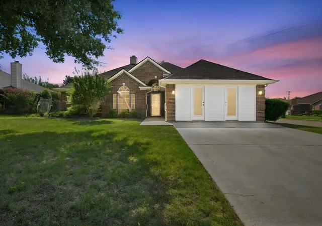 Photo 1 of Single family home for sale at 1121 Sw Hillside Dr, Burleson, TX 76028 | MLS# 21242285 | Listing updated on 2026-09-20