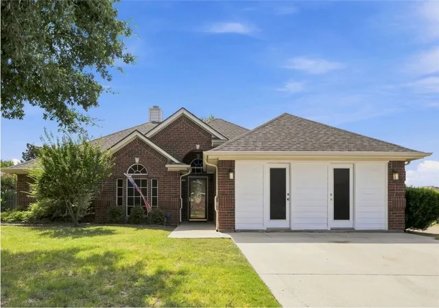 Photo 2 of Single family home for sale at 1121 Sw Hillside Dr, Burleson, TX 76028 | MLS# 21242285 | Listing updated on 2026-09-20