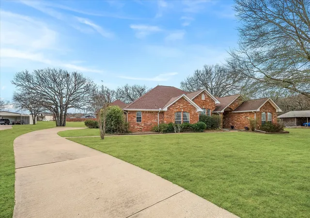 Photo 2 of Single family home for sale at 1025 Oak Hollow Ln, Seagoville, TX 75159 | MLS# 21359328 | Listing updated on 2026-08-31