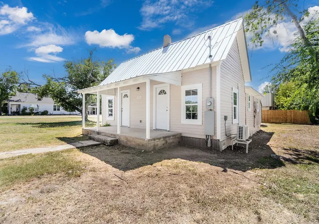 Single family home for sale at 906 S Walnut, Brady, TX 76825 | MLS# 21359397