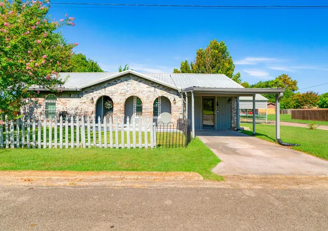 Photo 1 of Single family home for sale at 602 S Hall St, Clarksville, TX 75426 | MLS# 21358648 | Listing updated on 2026-08-15