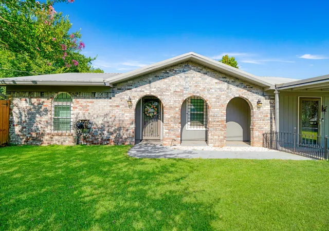 Photo 2 of Single family home for sale at 602 S Hall St, Clarksville, TX 75426 | MLS# 21358648 | Listing updated on 2026-08-15