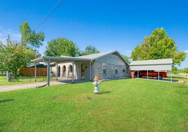 Photo 3 of Single family home for sale at 602 S Hall St, Clarksville, TX 75426 | MLS# 21358648 | Listing updated on 2026-08-15