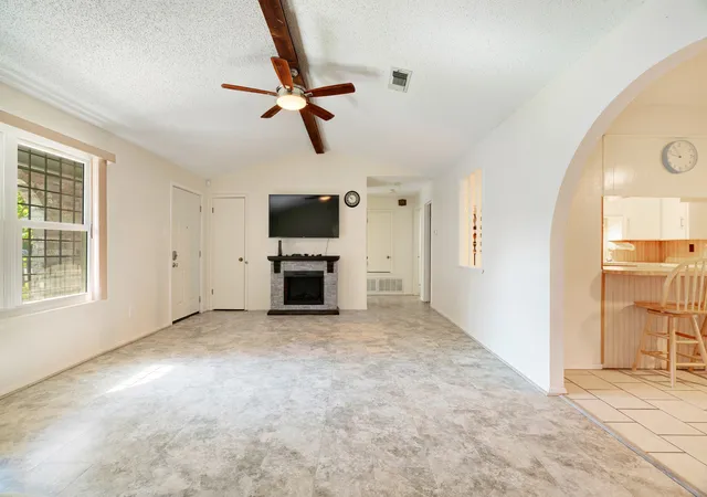Photo 4 of Single family home for sale at 602 S Hall St, Clarksville, TX 75426 | MLS# 21358648 | Listing updated on 2026-09-22