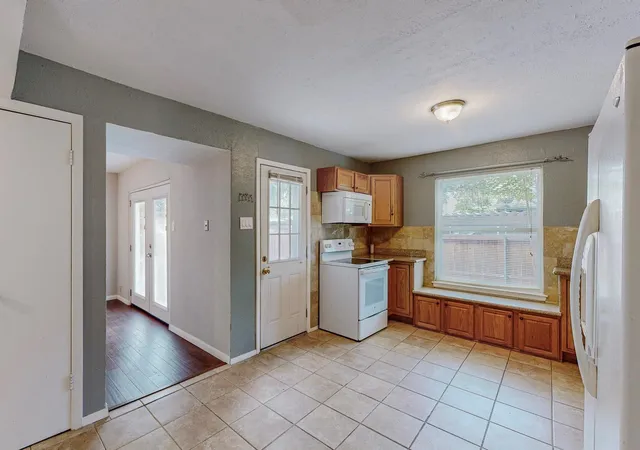 Photo 4 of Townhouse for sale at 13818 Methuen Green Ln, Dallas, TX 75240 | MLS# 21350339 | Listing updated on 2026-09-18