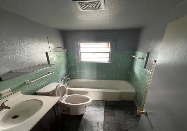 Photo 3 of Single family home for sale at 2728 Hillcrest Ave, Shreveport, LA 71108 | MLS# 21359842 | Listing updated on 2026-08-14