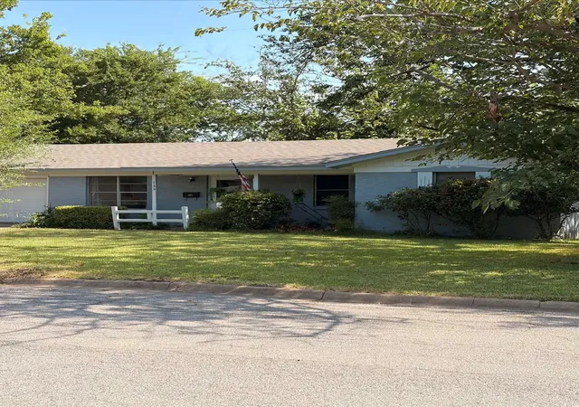 Photo 1 of Single family home for sale at 135 N Imperial Dr, Denison, TX 75020 | MLS# 21310398 | Listing updated on 2026-08-15
