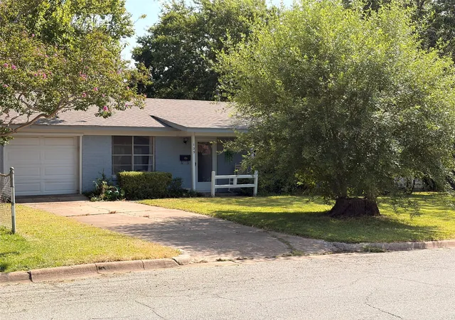 Photo 2 of Single family home for sale at 135 N Imperial Dr, Denison, TX 75020 | MLS# 21310398 | Listing updated on 2026-08-15