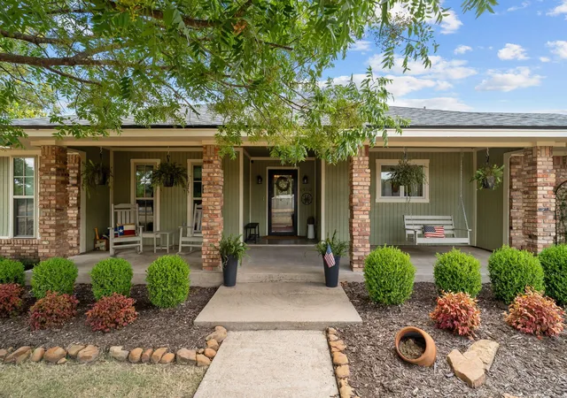 Photo 2 of Single family home for sale at 1910 Circleview Dr, Weatherford, TX 76087 | MLS# 21359858 | Listing updated on 2026-08-18