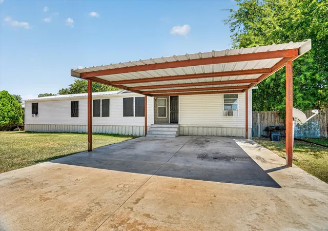 Photo 3 of Sale Pending at 125 Enchanted Oaks Ct, Hudson Oaks, TX 76087 | MLS# 21359734 | Listing updated on 2026-08-31