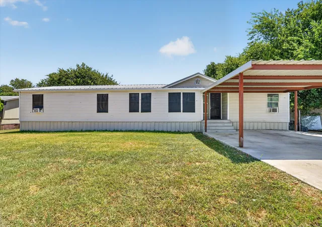 Photo 3 of Sale Pending at 125 Enchanted Oaks Ct, Hudson Oaks, TX 76087 | MLS# 21359734 | Listing updated on 2026-08-31