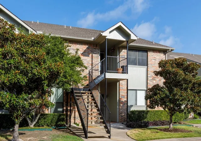 Photo 4 of Townhouse for sale at 1886 Signal Ridge Pl, Rockwall, TX 75032 | MLS# 21354570 | Listing updated on 2026-08-15