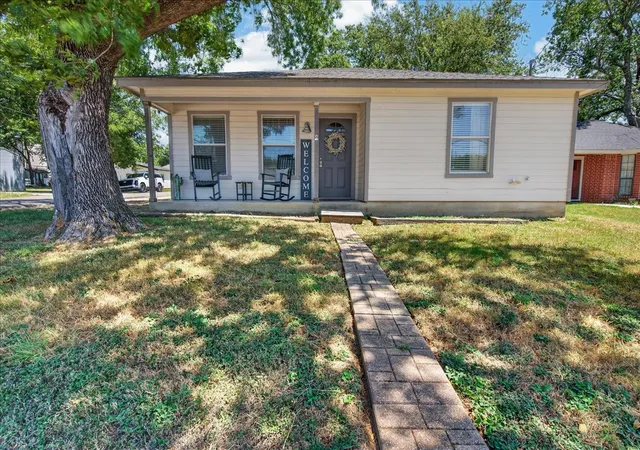 Photo 1 of Sale Pending at 401 S 3rd St, Grandview, TX 76050 | MLS# 21359324 | Listing updated on 2026-08-25