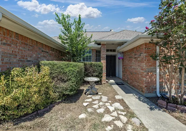 Photo 3 of Single family home for sale at 2532 John Dr, Denton, TX 76207 | MLS# 21350033 | Listing updated on 2026-08-31