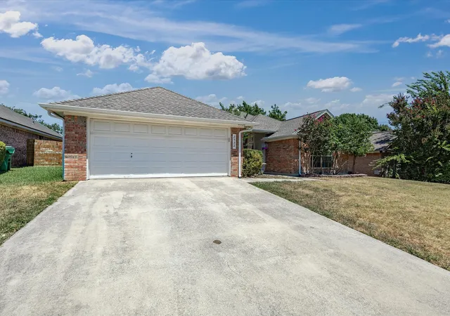 Photo 3 of Single family home for sale at 2532 John Dr, Denton, TX 76207 | MLS# 21350033 | Listing updated on 2026-08-31
