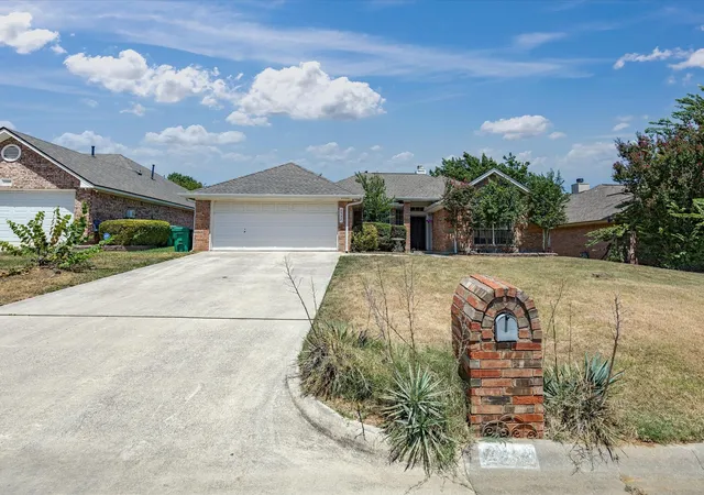 Photo 4 of Single family home for sale at 2532 John Dr, Denton, TX 76207 | MLS# 21350033 | Listing updated on 2026-08-31