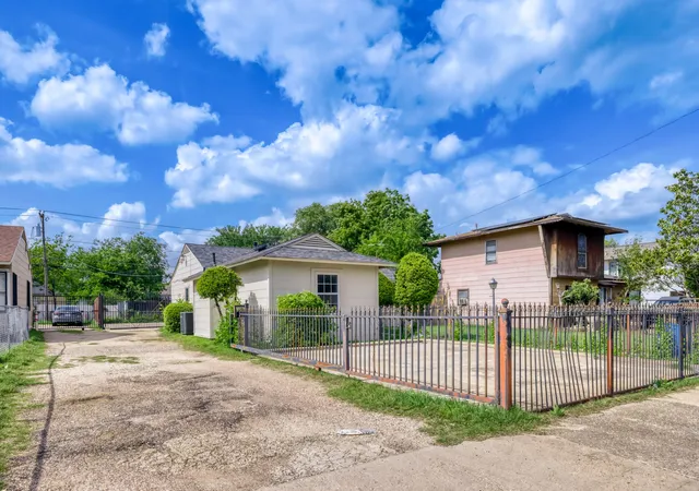 Photo 2 of Single family home for sale at 1017 Hoke Smith Dr, Dallas, TX 75224 | MLS# 21345275 | Listing updated on 2026-10-02