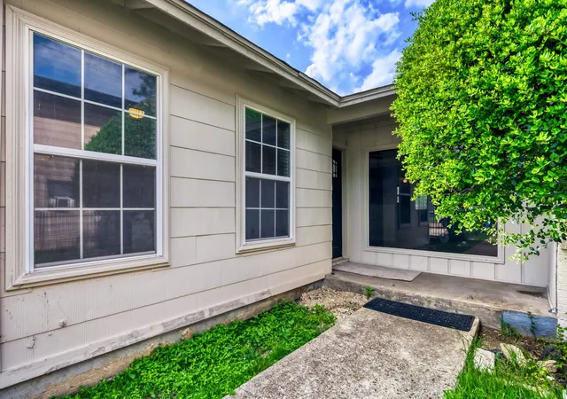 Photo 3 of Single family home for sale at 1017 Hoke Smith Dr, Dallas, TX 75224 | MLS# 21345275 | Listing updated on 2026-10-02
