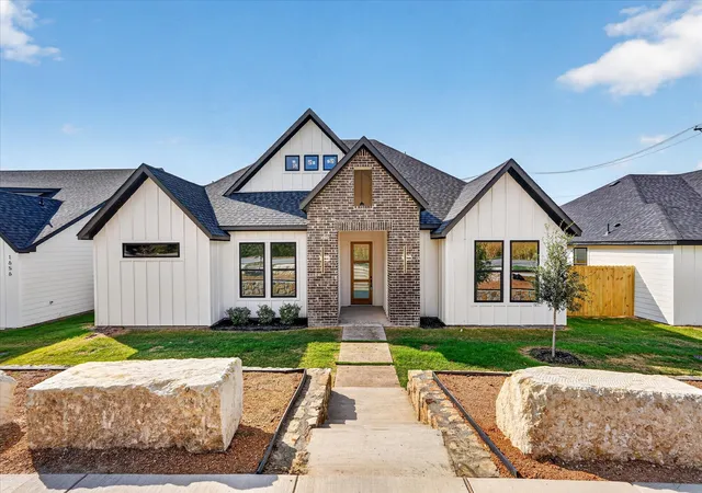 Single family home for sale at 1660 W Wintergreen Rd, Lancaster, TX 75134 | MLS# 21360017