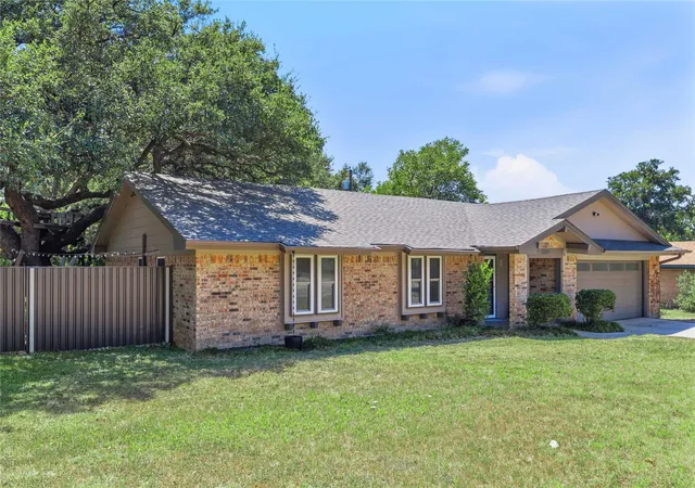 Photo 2 of Single family home for sale at 1709 Broadmoor Dr, Brownwood, TX 76801 | MLS# 21359801 | Listing updated on 2026-09-21
