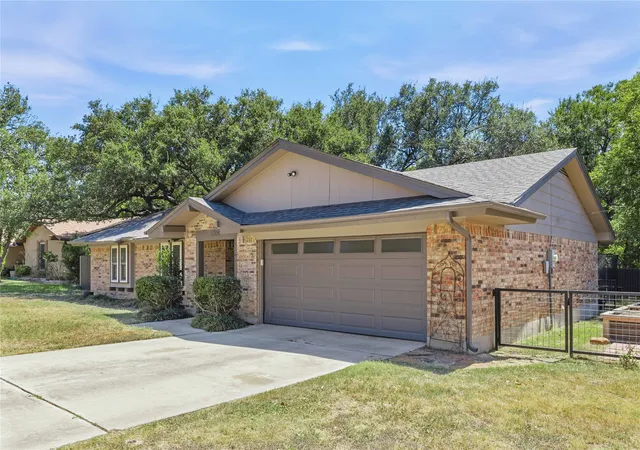 Photo 3 of Single family home for sale at 1709 Broadmoor Dr, Brownwood, TX 76801 | MLS# 21359801 | Listing updated on 2026-09-21